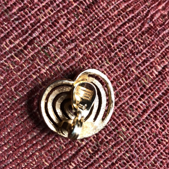 Vintage Monet clip-on gold-tone Earrings - Picture 3 of 4